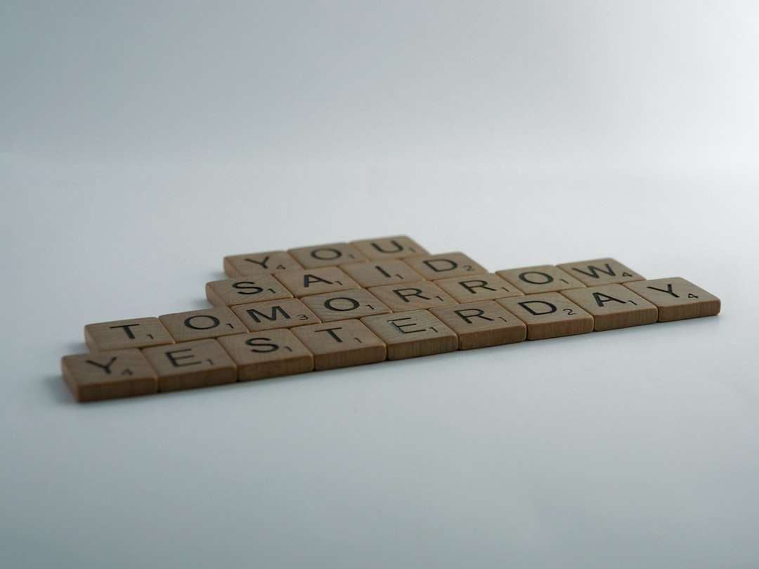 白いテーブルの上の茶色の木製ブロック ジグソーパズルオンライン