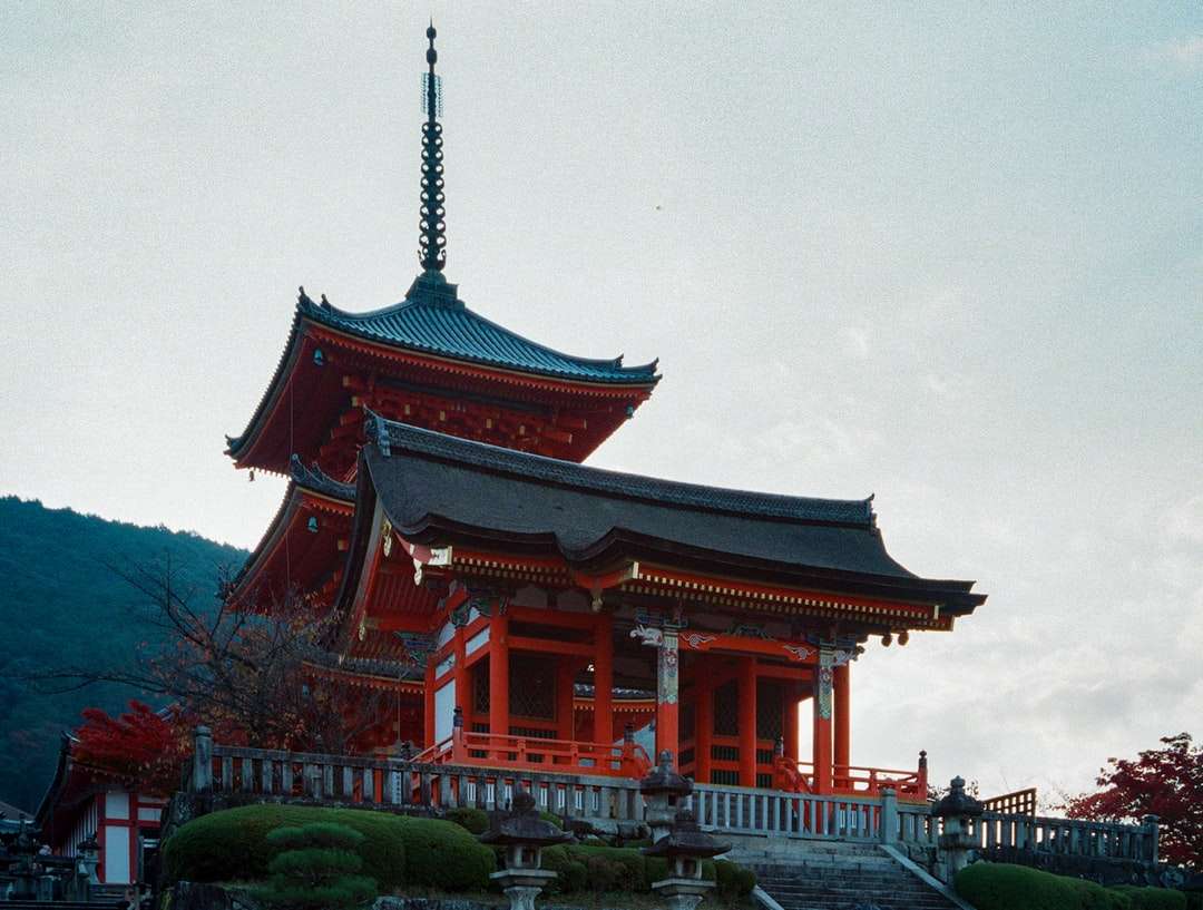 templo rojo y negro bajo un cielo blanco durante el día rompecabezas en línea