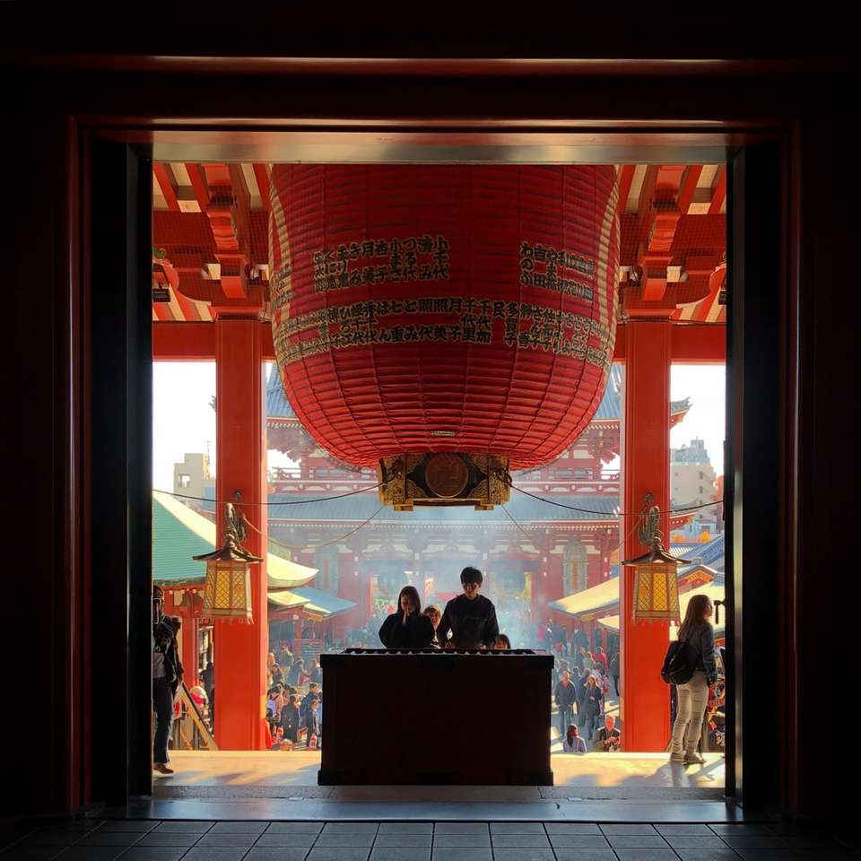 двама души, стоящи на олтара, молещи се в храма онлайн пъзел