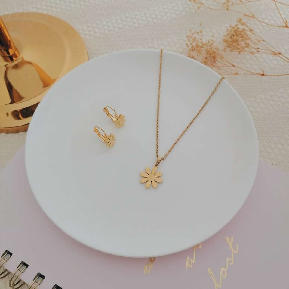 piatto rotondo in ceramica bianca con cucchiaio d'oro puzzle online