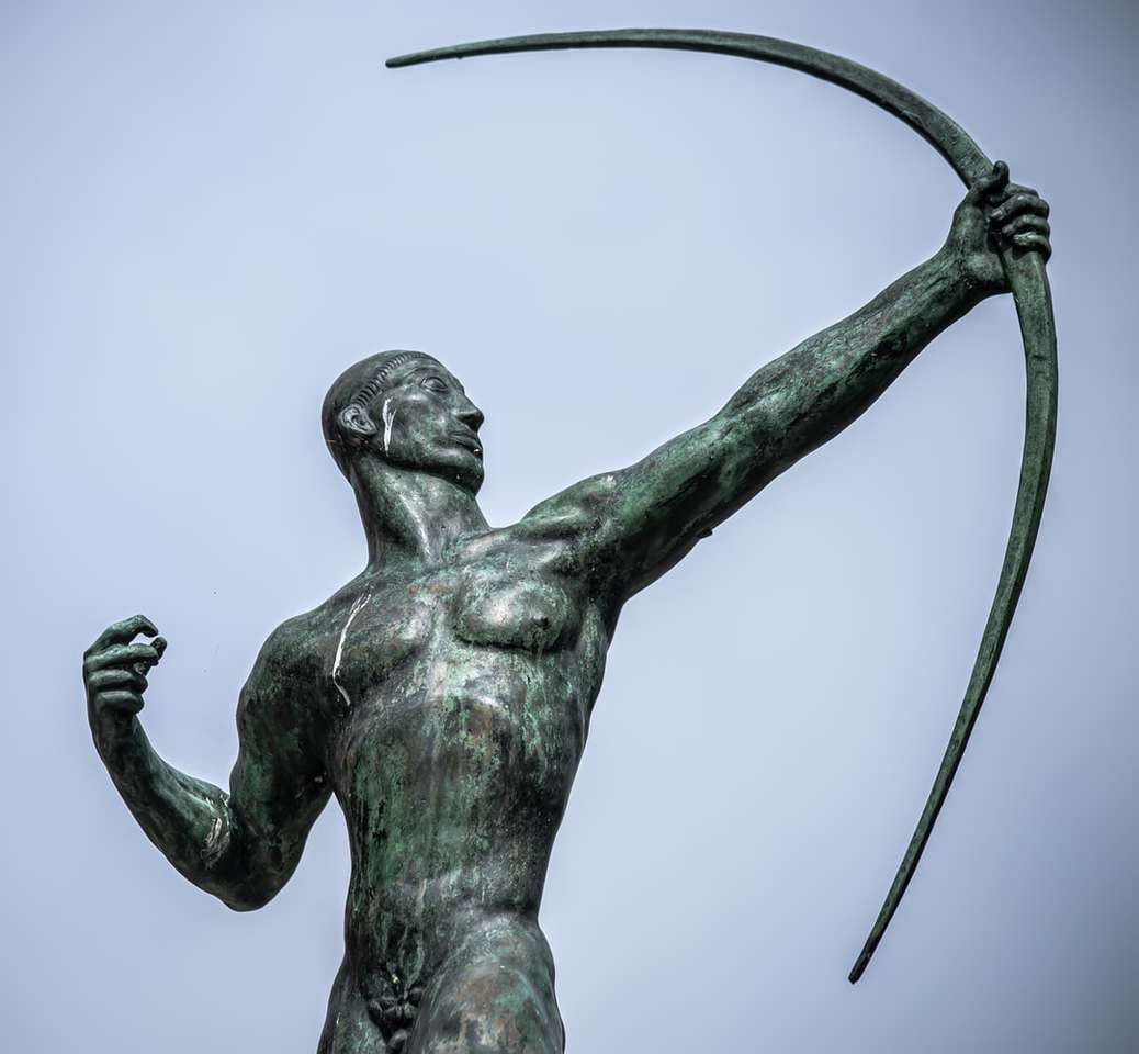 статуя людини, що тримає меч онлайн пазл