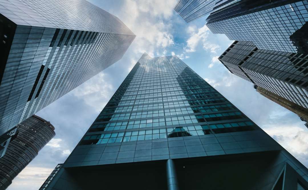 фотография с нисък ъгъл на висока сграда онлайн пъзел
