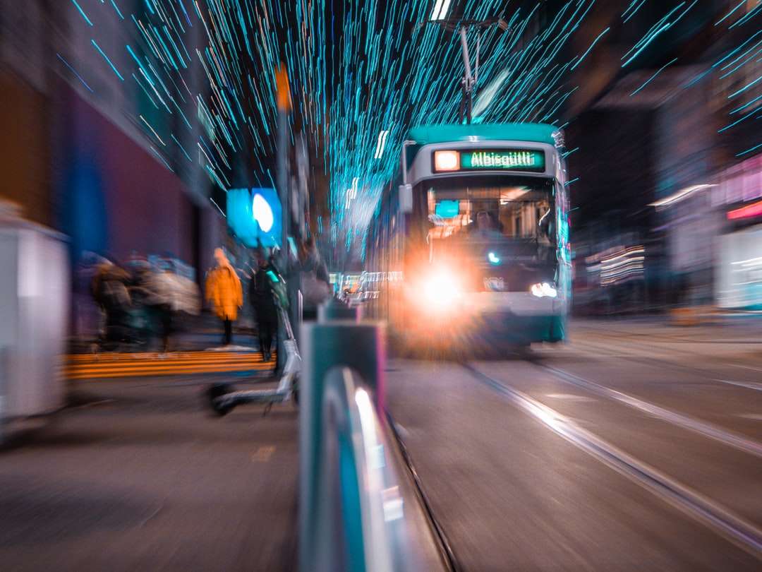 ασπρόμαυρο λεωφορείο στο δρόμο κατά τη διάρκεια της νύχτας online παζλ
