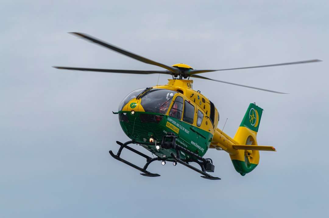 летящ жълт и зелен хеликоптер онлайн пъзел