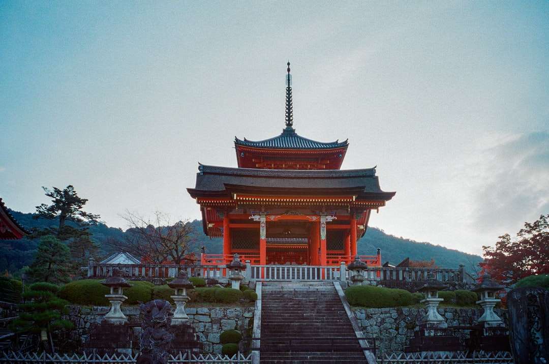 rött och vitt tempel under vit himmel under dagtid pussel på nätet