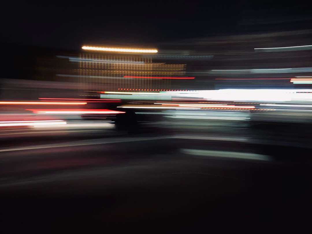 уповільнена зйомка автомобілів на дорозі в нічний час пазл онлайн