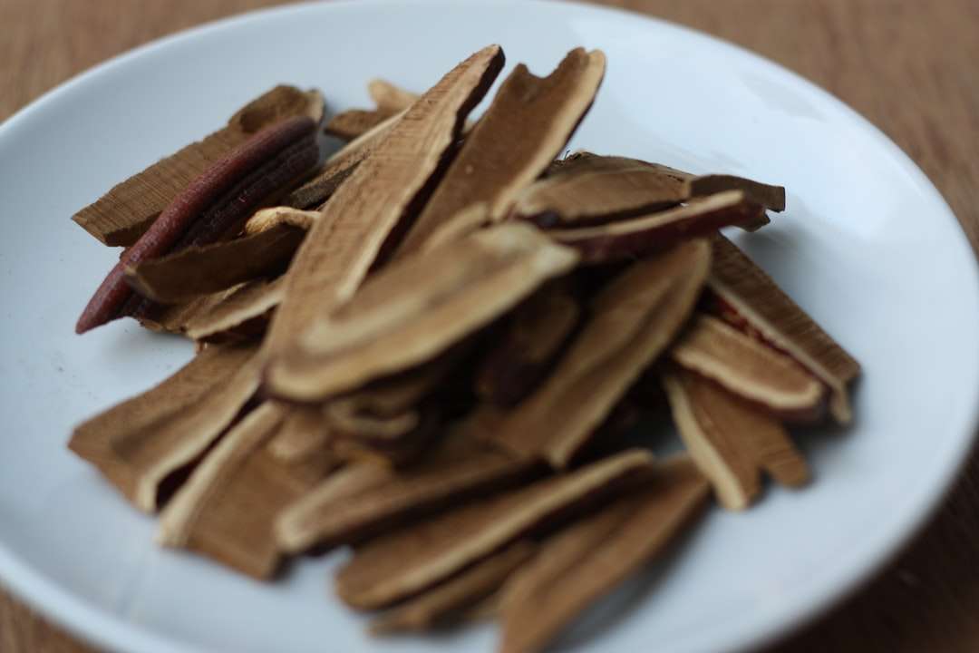 bruna stekte pommes frites på vit keramisk tallrik Pussel online