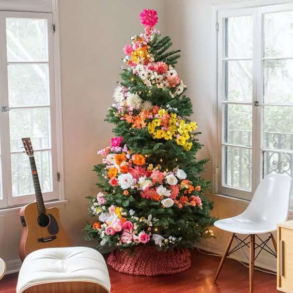 Virágokkal díszített karácsonyfa kirakós online
