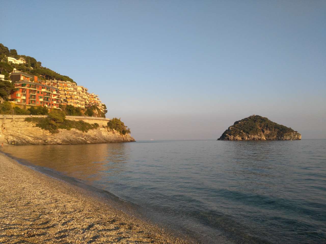 Playa de Bergeggi, con la isla de Bergeggi rompecabezas en línea