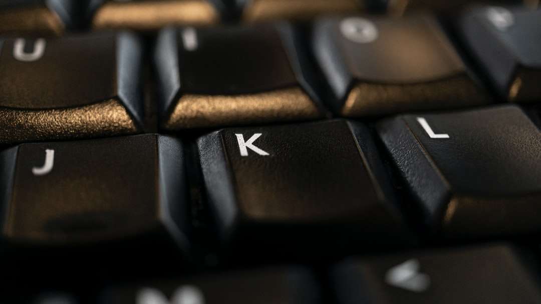 черная клавиатура компьютера на коричневом деревянном столе онлайн-пазл