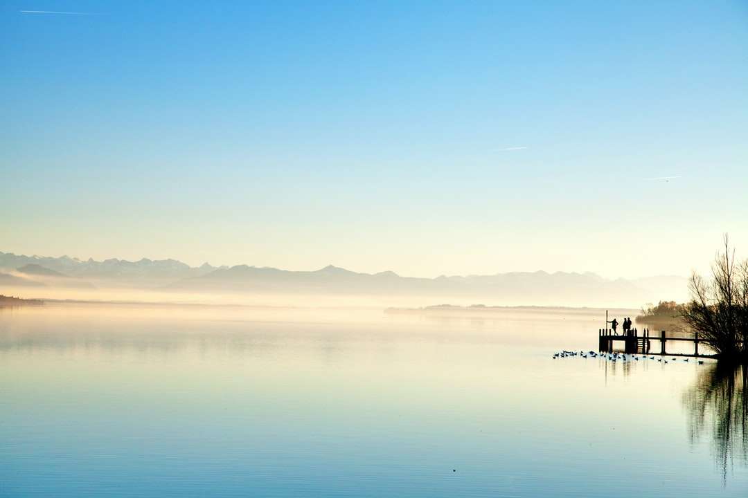 лодка в спокойном море под голубым небом в дневное время онлайн-пазл