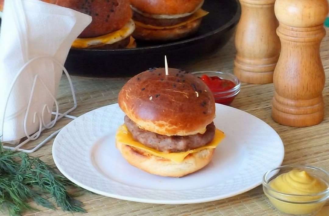 burger σε λευκό κεραμικό πιάτο παζλ online