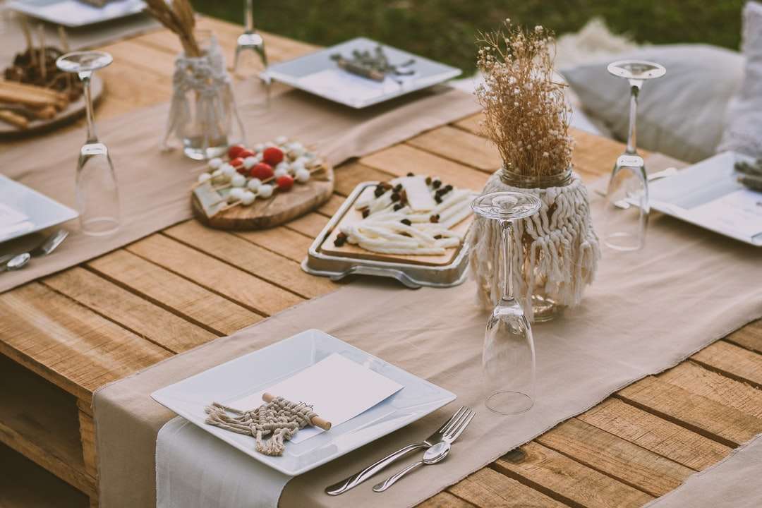 bílá keramická deska na hnědý dřevěný stůl skládačky online