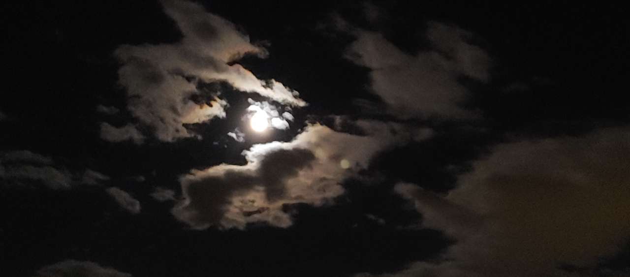 Луна в облаците онлайн пъзел