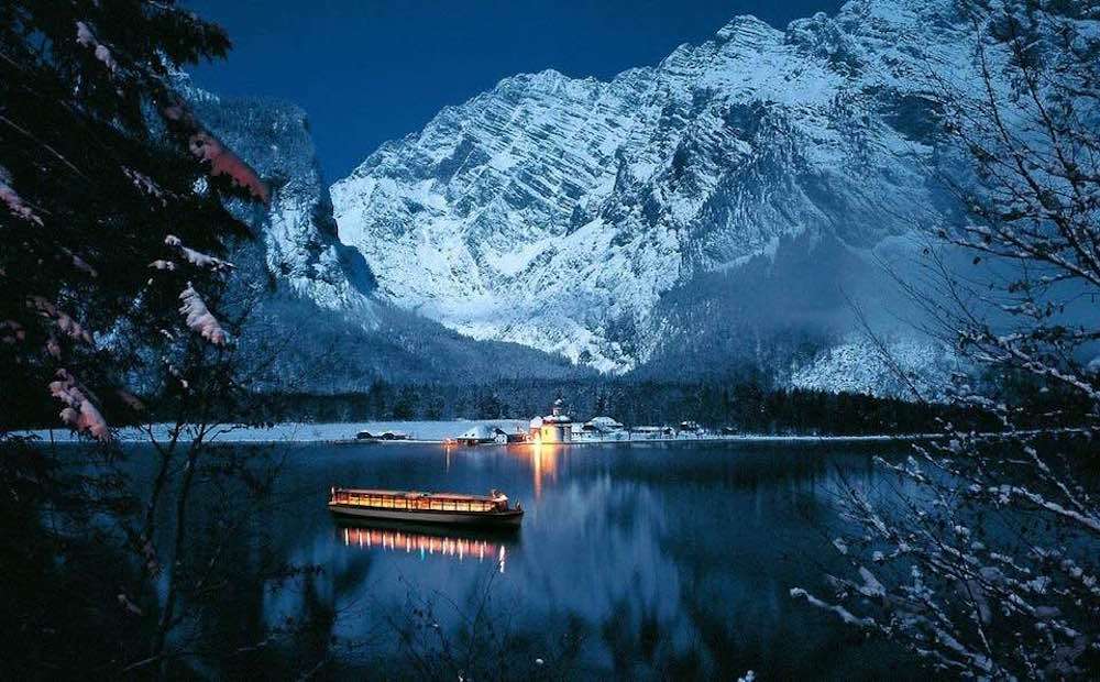 Krásně zamrzlé Königssee s lodí Pussel online