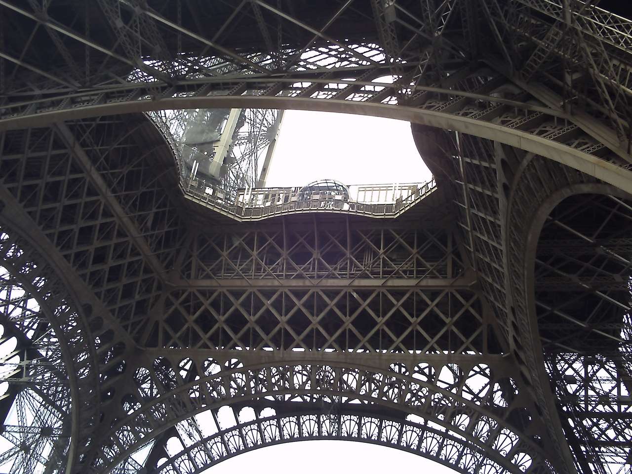 Eiffeltorn, sett underifrån. pussel på nätet