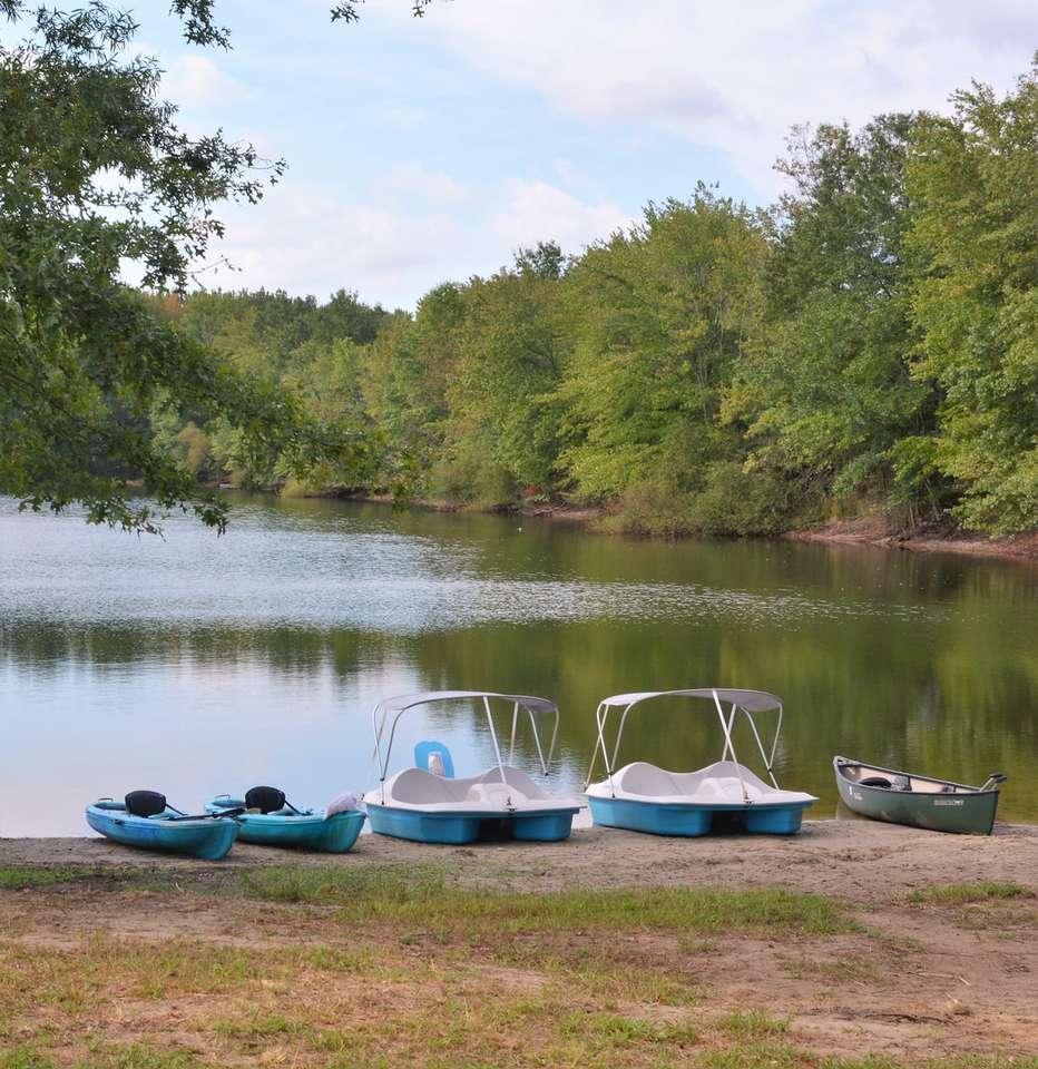 昼間の湖の青と白のボート ジグソーパズルオンライン
