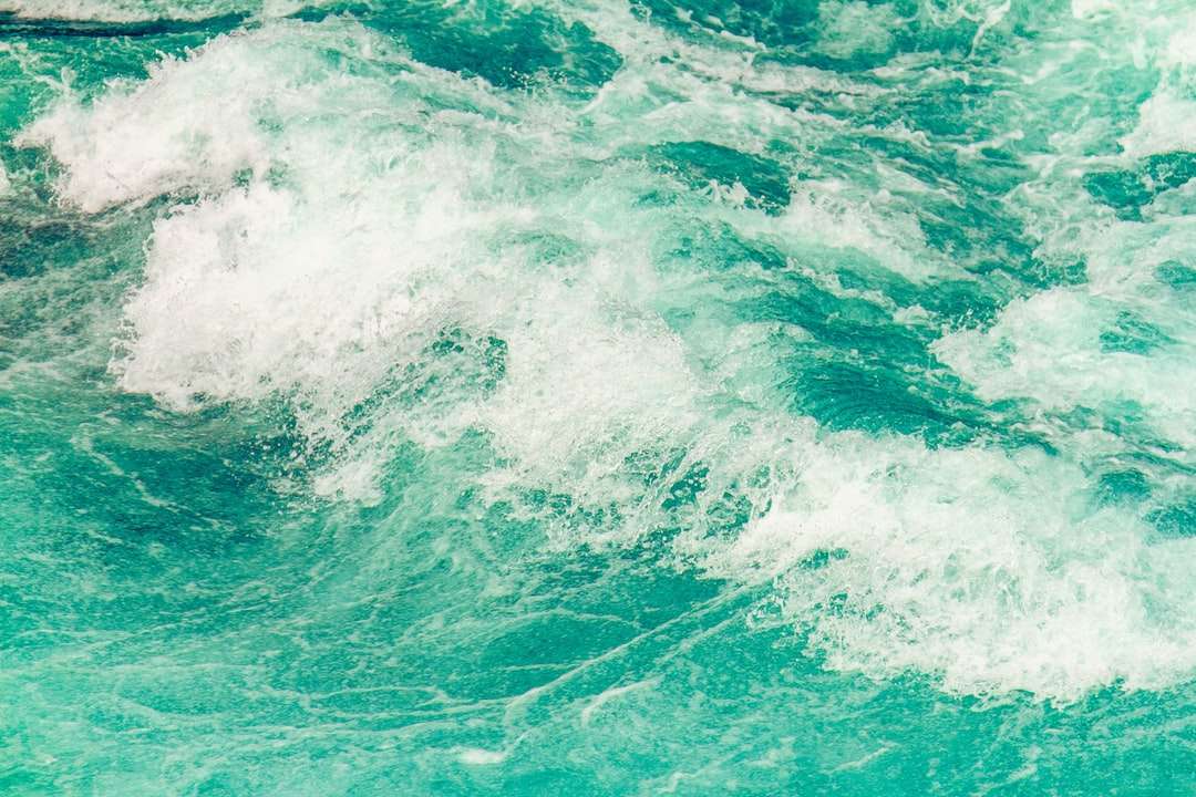 valuri oceanice albastre și albe puzzle online