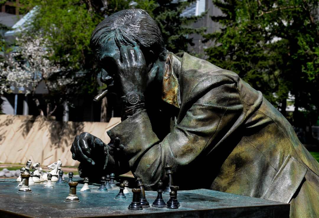 Mann in brauner Jacke Statue Online-Puzzle