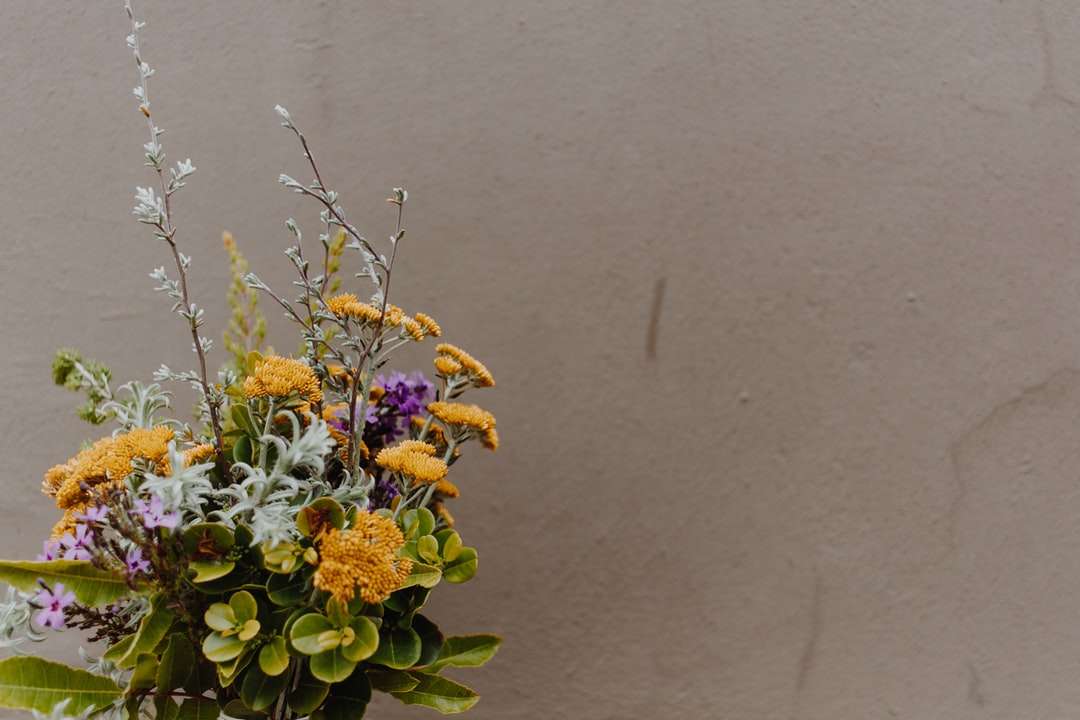 κίτρινα και μοβ άνθη με πράσινα φύλλα παζλ online