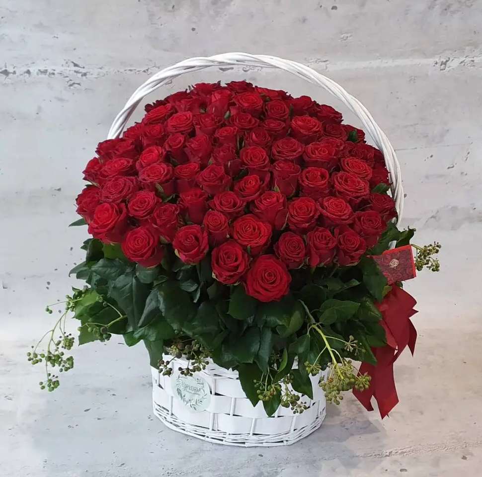 red roses in a basket jigsaw puzzle online