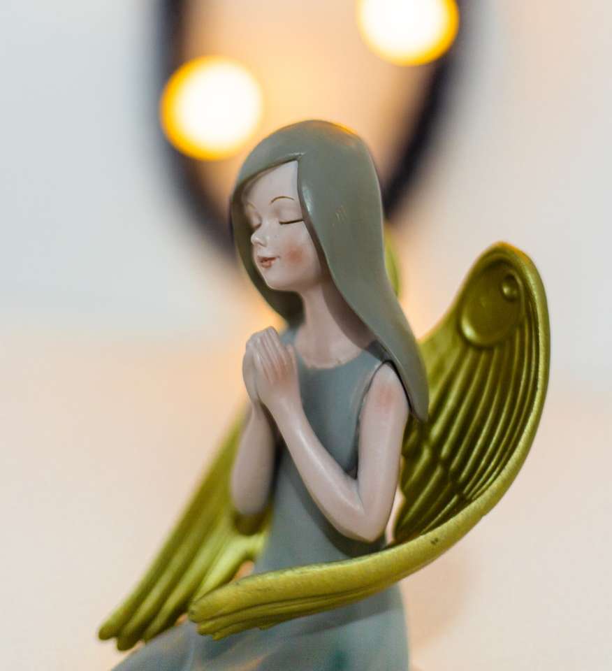 woman in green dress figurine online puzzle