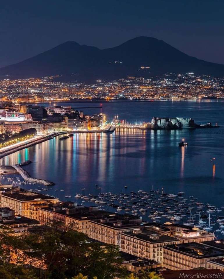 Paseo de noche Nápoles Italia rompecabezas en línea