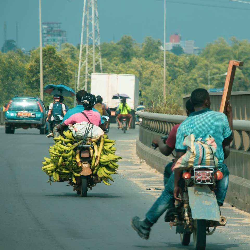 Personas que viajan en motocicleta en la carretera durante el día. rompecabezas en línea