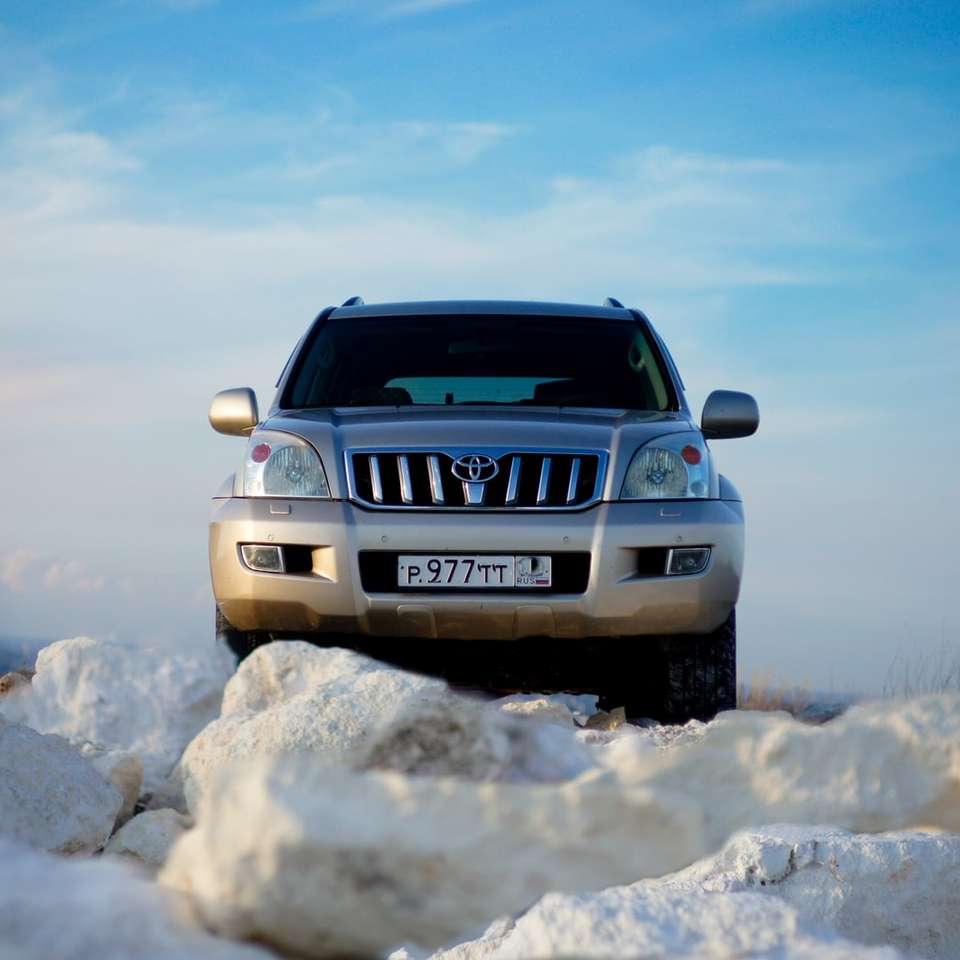 weißer Nissan Geländewagen auf schneebedecktem Boden unter blauem Himmel Online-Puzzle