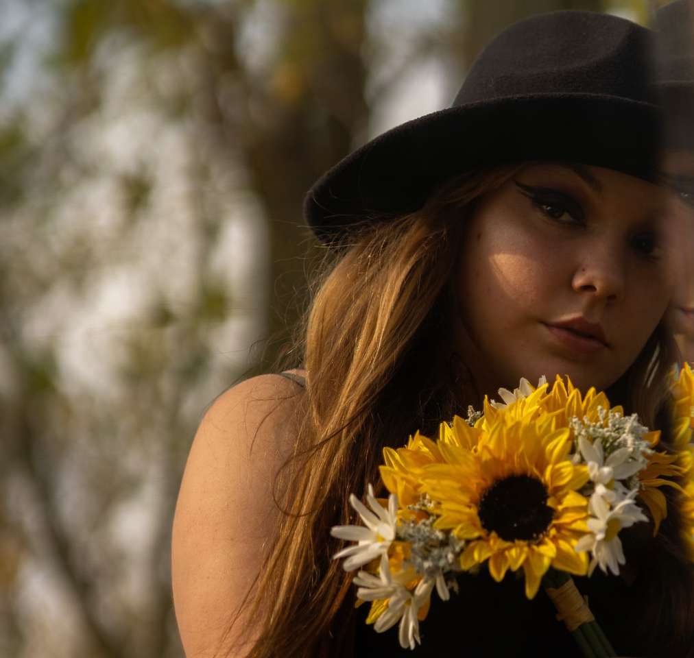 femeie în pălărie neagră cu floarea-soarelui galbenă puzzle online