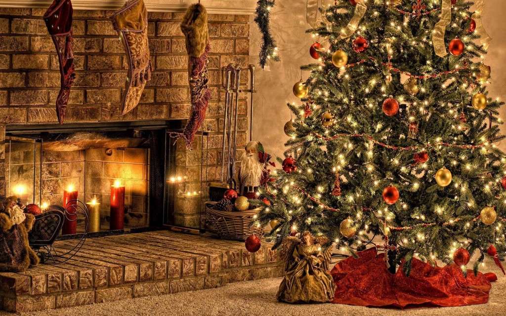 Árbol de navidad junto a la chimenea rompecabezas en línea