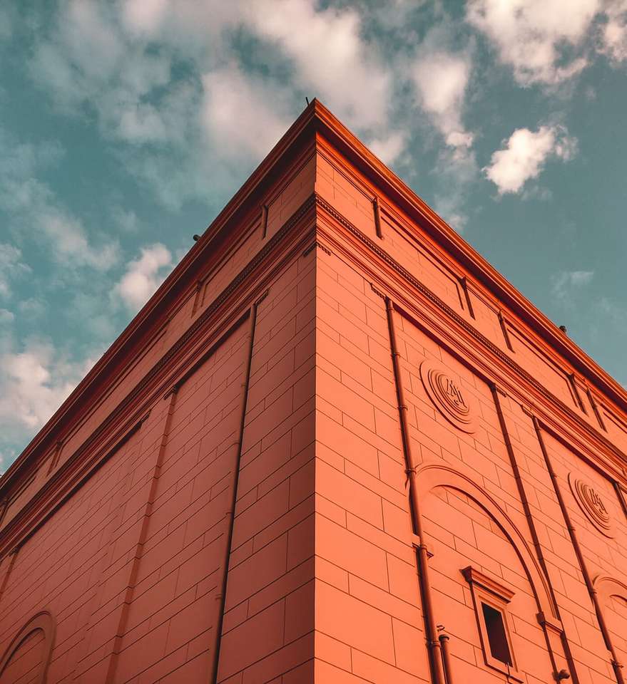 коричневое бетонное здание под голубым небом в дневное время онлайн-пазл