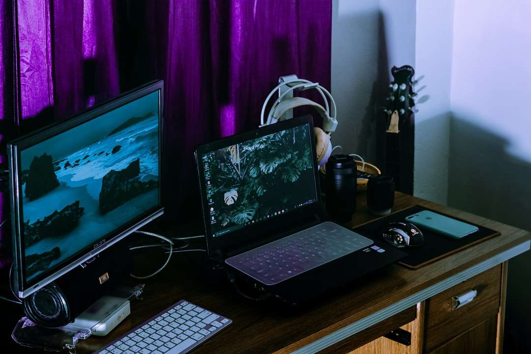 fekete laptop számítógép barna fából készült asztal kirakós online
