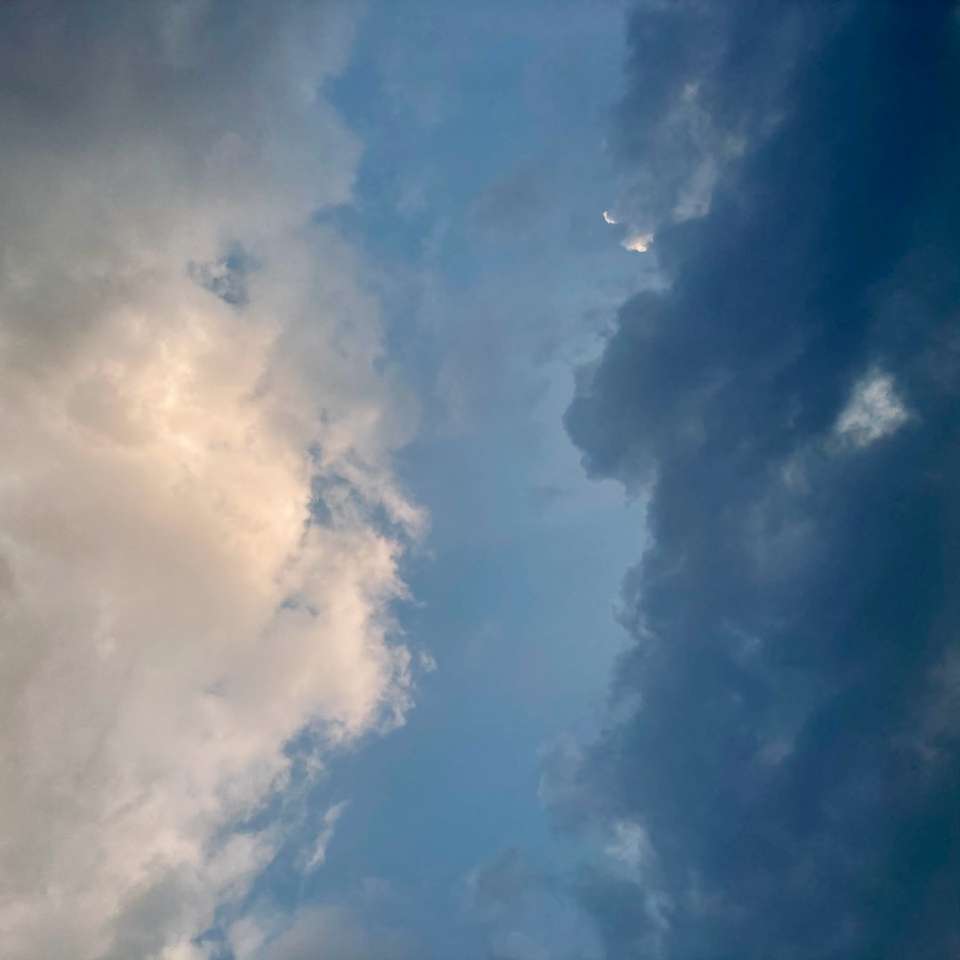 witte wolken en blauwe lucht overdag online puzzel