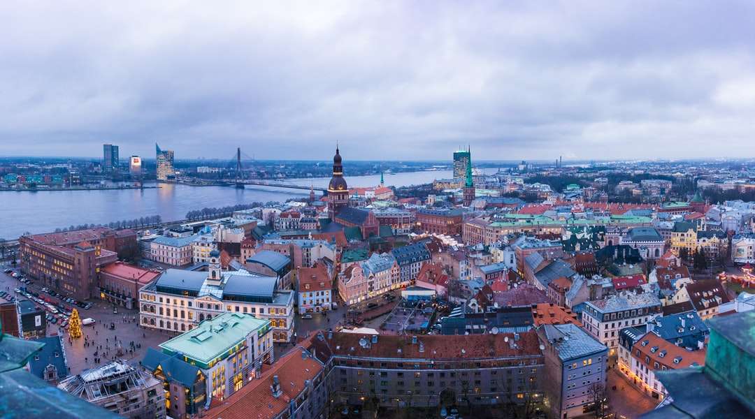 letecký pohled na budovy města během dne online puzzle