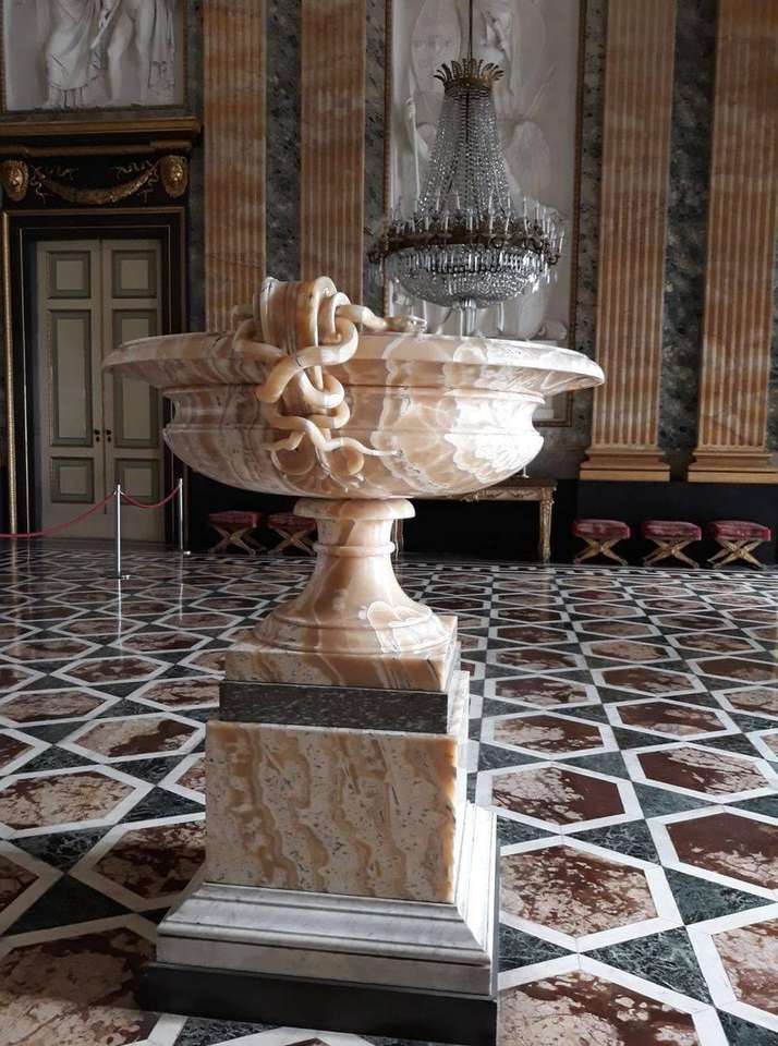 alabastrový pohár Královský palác Caserta Itálie skládačky online
