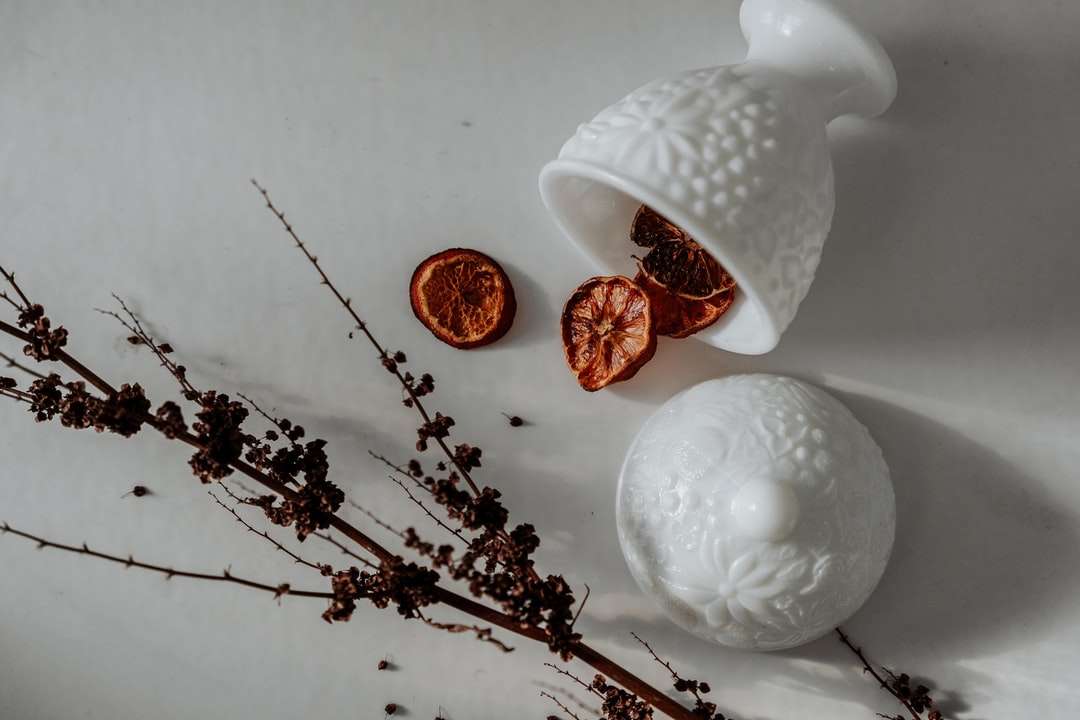 бяла керамична ваза на бяла повърхност онлайн пъзел