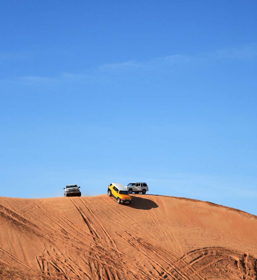 coche amarillo y negro en el desierto rompecabezas en línea