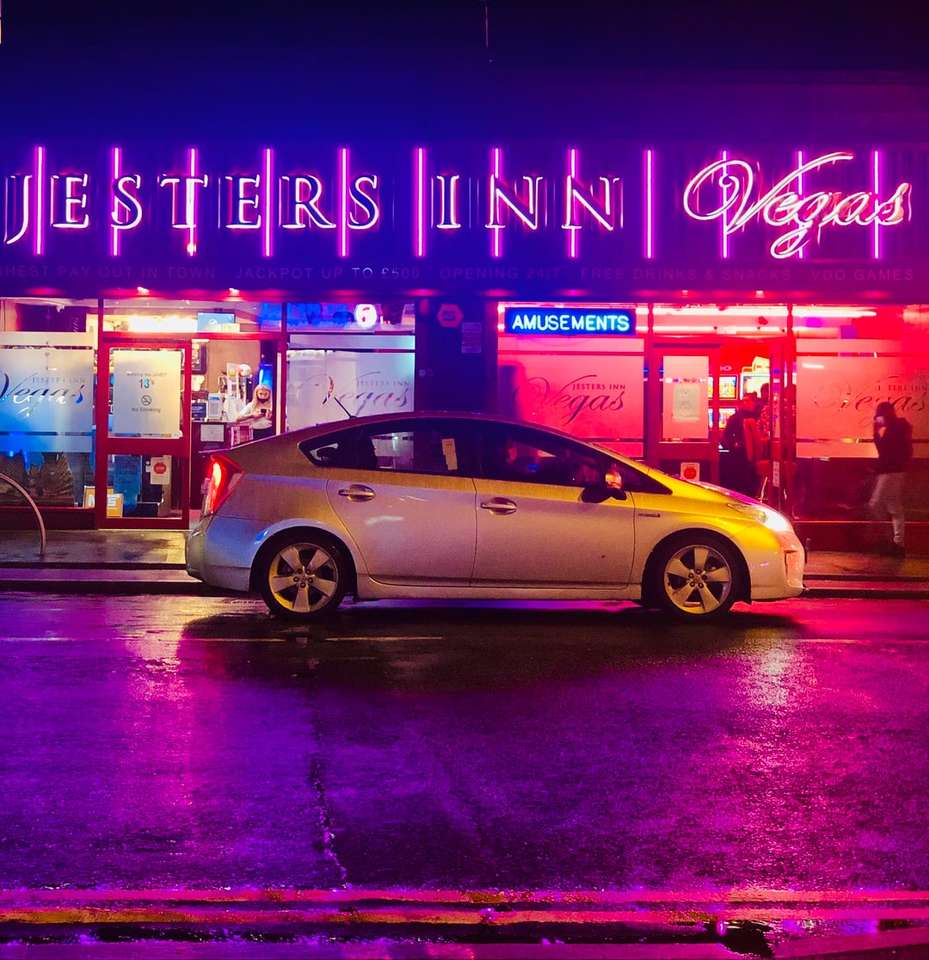sedan de aur pe drum în timpul nopții jigsaw puzzle online