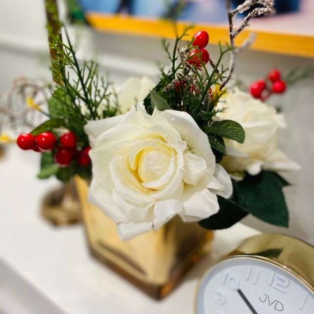 rózsák ünnepi fejdíszben kirakós online