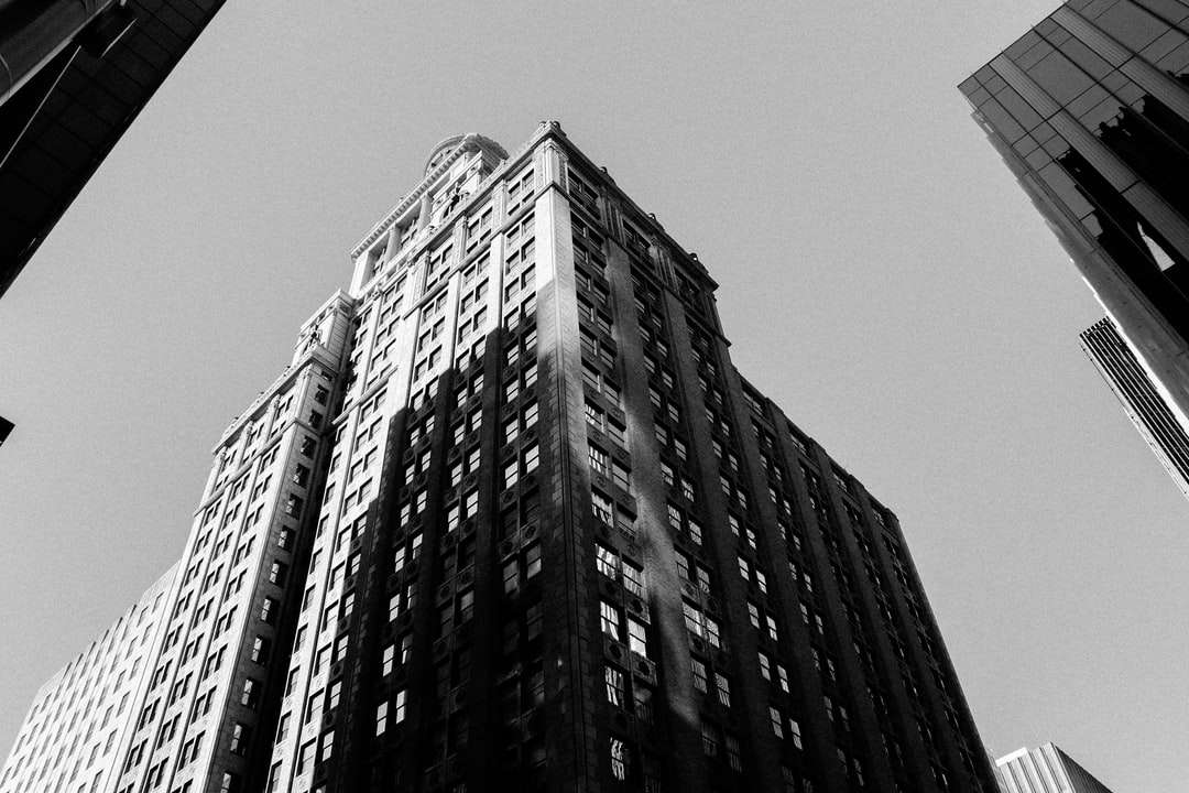 高層ビルのグレースケール写真 オンラインパズル