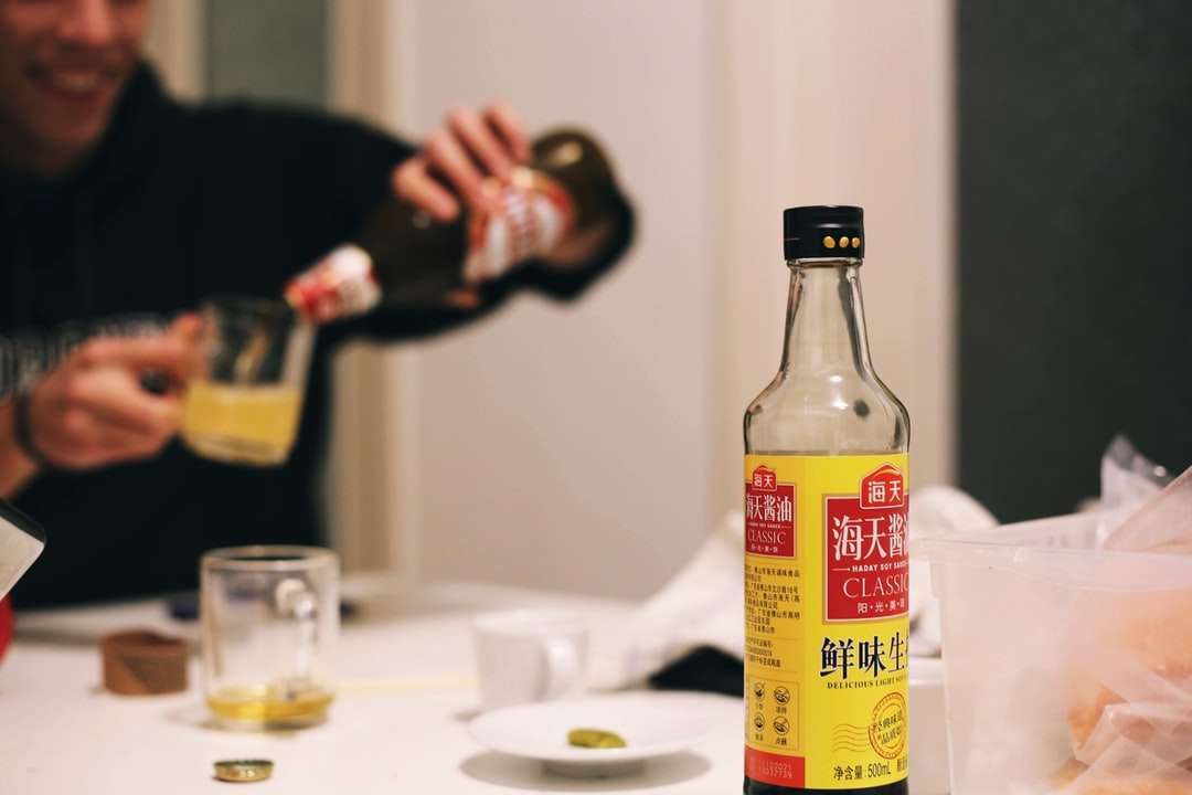 κίτρινο και κόκκινο μπουκάλι με ετικέτα παζλ online