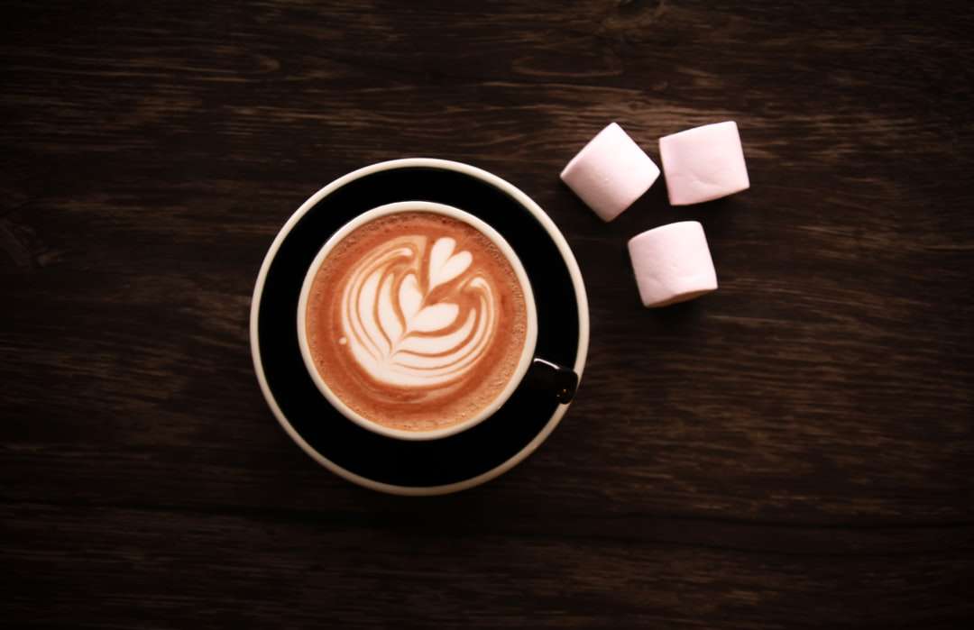 tasse en céramique noire avec cappuccino puzzle en ligne