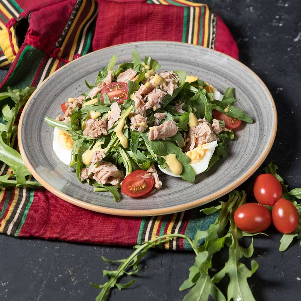овощной салат на синей керамической тарелке онлайн-пазл