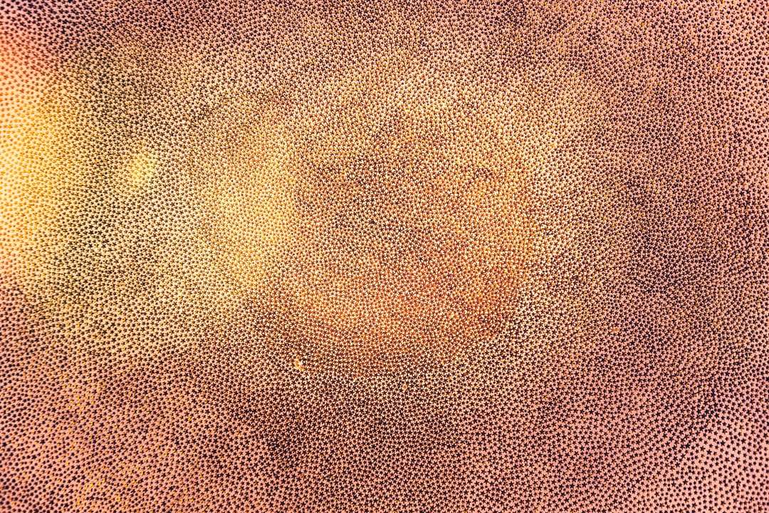 textil maro și galben în fotografia de aproape puzzle online