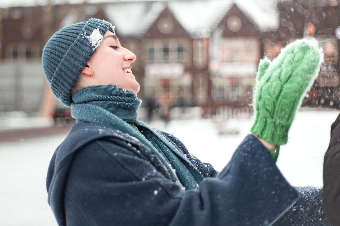 femme en manteau noir et écharpe en tricot vert puzzle en ligne