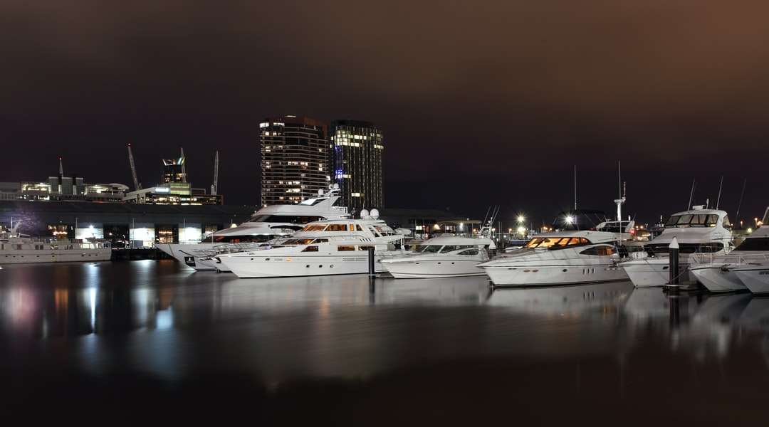 weißes und schwarzes Boot am Dock während der Nachtzeit Online-Puzzle