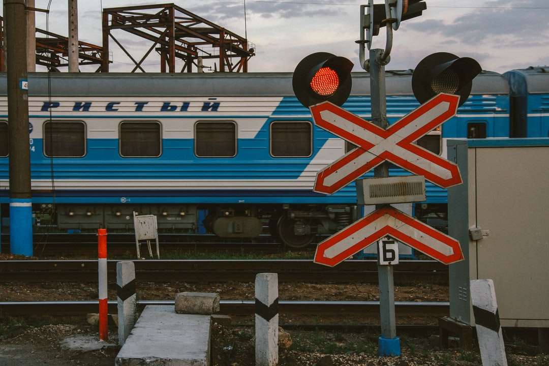 син и червен влак по железопътни релси онлайн пъзел