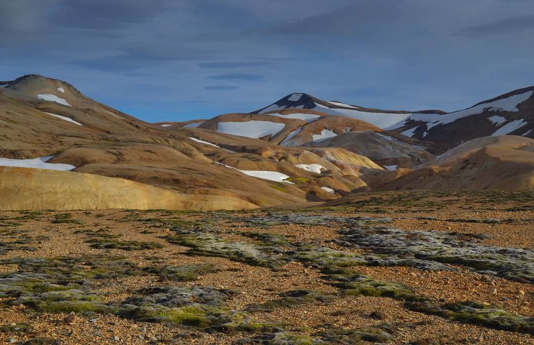 barna és szürke hegyek kék ég alatt nappal online puzzle