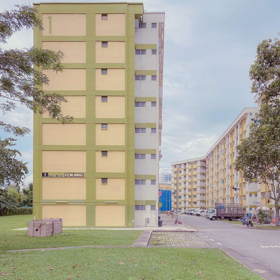 beige betonnen gebouw in de buurt van groen grasveld online puzzel